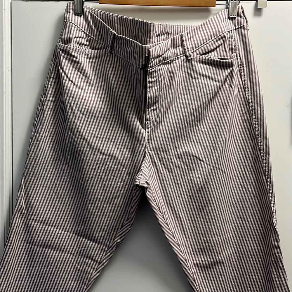 Old Navy, ankle length Pixie pants. size 14. Front & back pockets. Belt loop